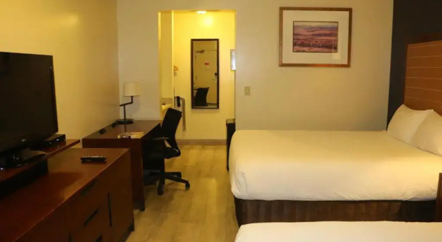 Четырёхместный номер Standard Empire Inn & Suites