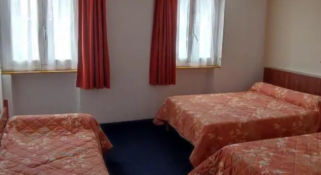 Трёхместный номер Standard Hotel du Commerce et de Navarre
