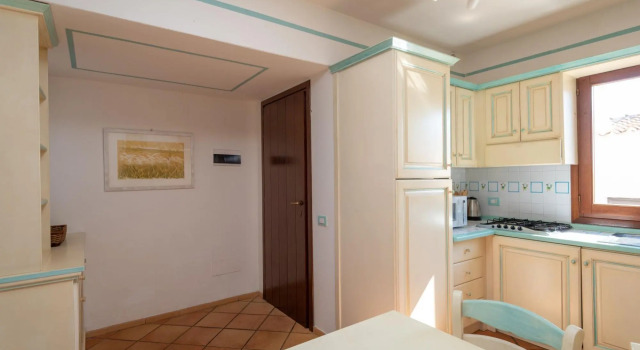 The apartment has 2 bedrooms, living room with kitchen, bathroom with shower and a large covered ter-Pedra Rosa F2, Prenota Appartamento Golfo Aranci Costa Smeralda