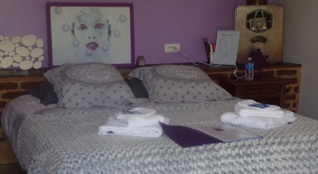 Chez Arnaud et Emilie, Book Hotel  