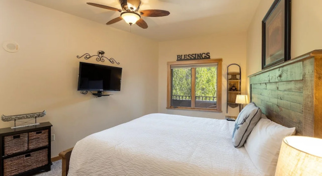 8115 Arapahoe Lodge 1 Bedroom Condo by RedAwning