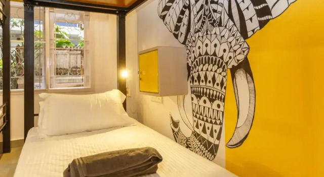 Кровать в общем номере (женский номер) Locul Uptown - Near Bangalore Palace Grounds