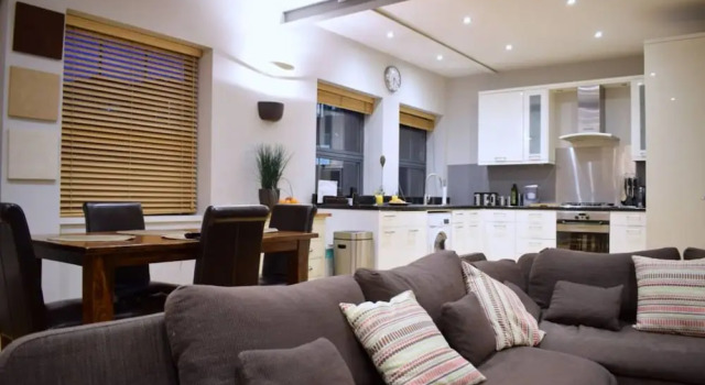 Spacious Ideal Loft in Heart of Hackney, Varaa Huoneisto Asunnot kohteessa Merseyside, Huoneisto