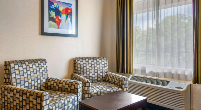 Четырёхместный номер Standard Quality Inn & Suites Jacksonville-Baymeadows