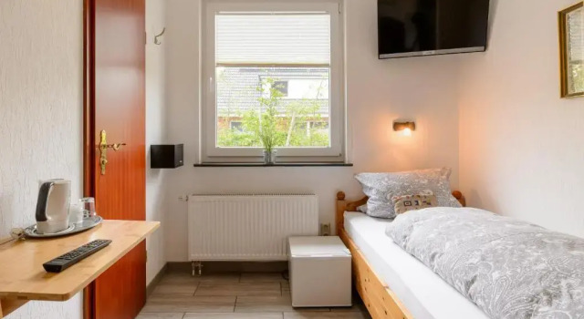 Номер Standard Pension Louisa