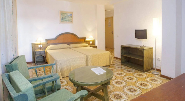 Apartamentos Bon Lloc, Забронировать Отель Отели в центре Санта-Эулалия-дель-Рио, в центре