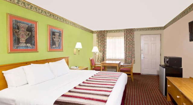 Номер Standard Days Inn & Suites by Wyndham Starkville