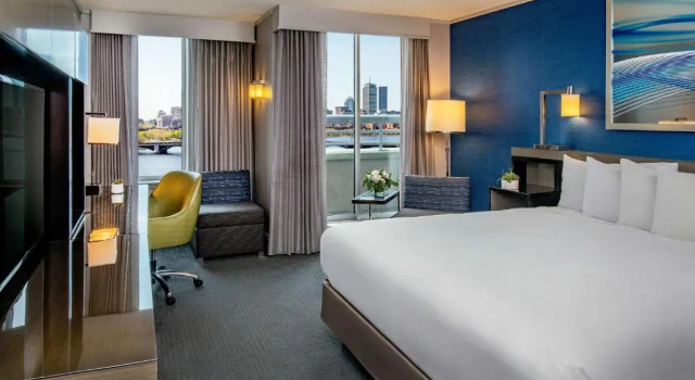 Двухместный номер с балконом и с видом на реку The Royal Sonesta Boston