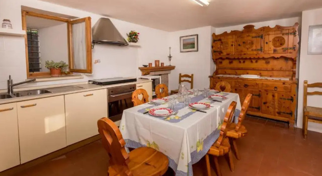 Апартаменты Borgo Santa Lucia Apartment with Private Parking & Garden