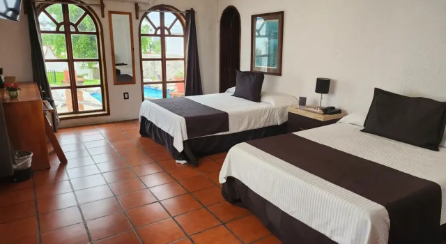 Четырёхместный номер Standard с балконом и с видом на бассейн Hill House Mazatlan