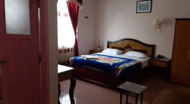 Полулюкс Hotel Parewisata