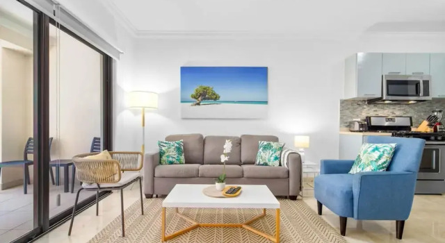 Amazing 1br1ba Condo With Balcony Great Location, Varaa Huoneisto Hotellit Palm Beach. pysäköinnillä, Pysäköinti