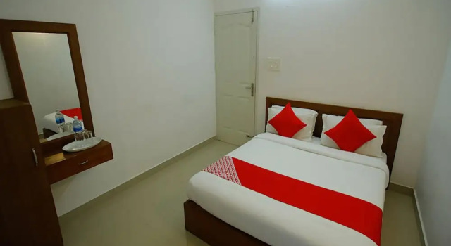 Люкс Oyo 26964 Palm View Residency