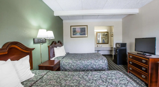 Четырёхместный номер Standard Rodeway Inn Laurens