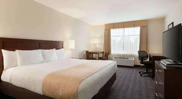 Номер Standard Days Inn by Wyndham Ottawa Airport