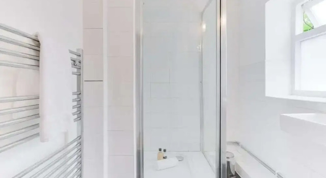 Cosy and Bright 2 Bed apt W/garden in Whitechapel, Забронировать Отель Отели Лондона 3 звезды, рядом с The Medieval Banquet, 3*