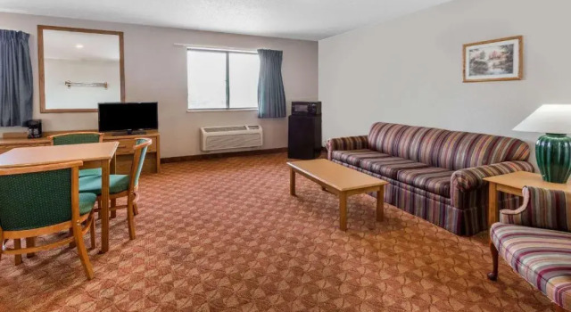 Двухместный люкс Deluxe Super 8 by Wyndham St. Charles