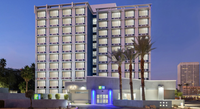 Holiday Inn Express & Suites Phoenix - Midtown, an IHG Hotel, Забронировать Отель Энканто Финикс, рядом с Больница и медицинский центр Святого Иосифа