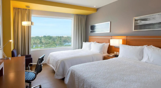 Кровать в общем номере Hampton Inn & Suites by Hilton Paraiso