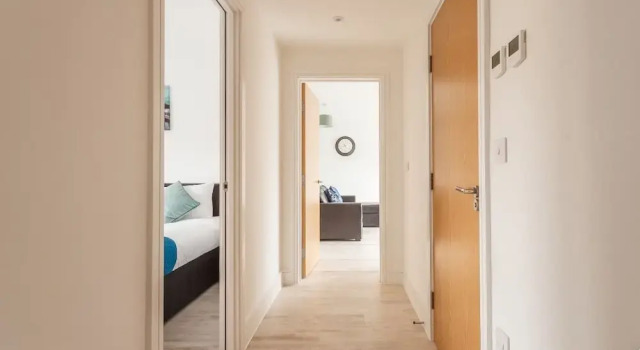 Two Bedroom Apartment With Balcony, Varaa Huoneisto Asunnot kohteessa Merseyside, Huoneisto