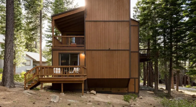 Wolfe by AvantStay | Near Lake Tahoe, w/ Hot Tub, Fireplace, 2 Private Decks!
