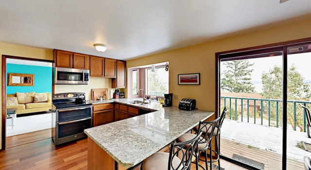 Puget Sound Views with Private Beach by RedAwning, Varaa Hotelli  
