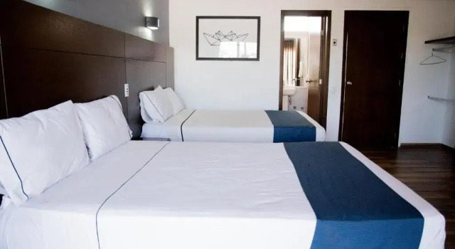 Четырёхместный номер Standard Hotel Expo Plaza Business and Family Guadalajara