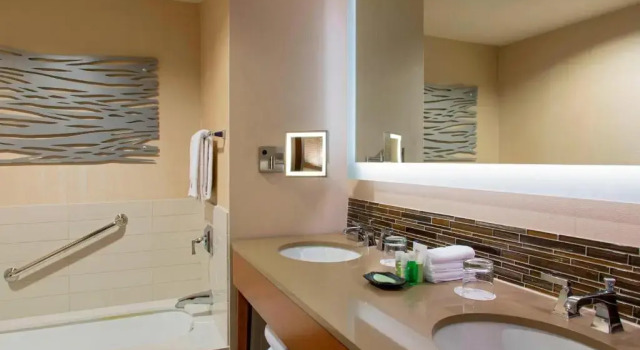 Четырёхместный номер Standard с балконом и с видом на бассейн The Westin La Paloma Resort & Spa