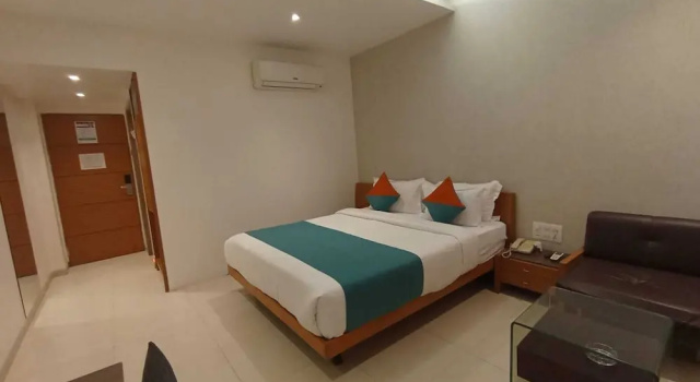 Номер Executive с балконом Pride Biznotel Alkapuri Near Vadodara Airport