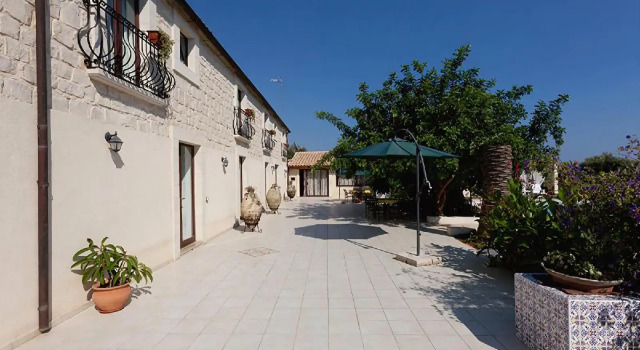 Villa U Marchisi B&B, Забронировать Отель «постель и завтрак» Отели Шикли 3 звезды, 3*