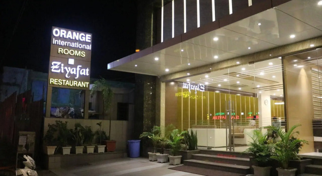 Hotel Orange International, Rezerwuj Hotel Hotele w Surat z parkingiem, Parking