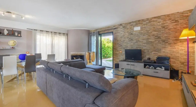 Amazing Home in S. Croce Camerina RG With 6 Bedrooms, Private Swimming Pool and Outdoor Swimming Pool