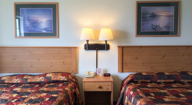 Четырёхместный номер Deluxe White Oak Inn & Suites