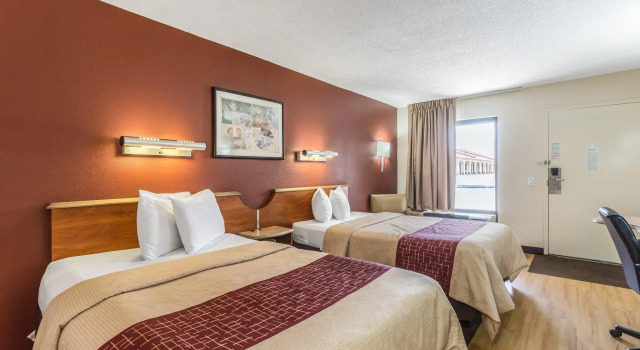 Четырёхместный номер Deluxe Red Roof Inn Bowling Green