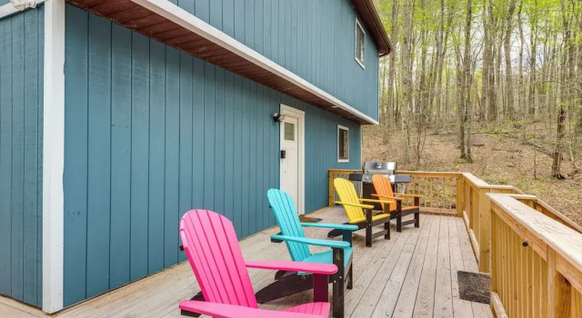 13 Mi to Jack Frost Ski Resort: Home w/ Hot Tub, Book Feriehus Sommerhuse i Pennsylvania, Hytte