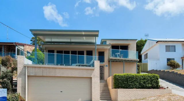 Dutchies Sand & Sea Beach House - easy walk to the beach, Забронировать Дом для отпуска Нельсон-Бей Port Stephens, рядом с Baptist Tabernacle