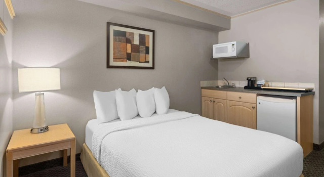 Двухместный люкс Travelodge by Wyndham Fort McMurray