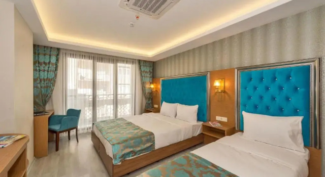 Трёхместный номер Deluxe Grand Palace Hotel
