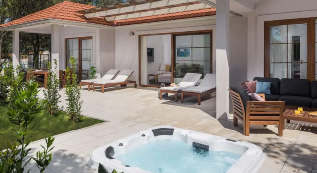 Luxury Bay Villa with private hot tub, Забронировать Вилла Отели Rovinj Riviera с бассейном, Бассейн