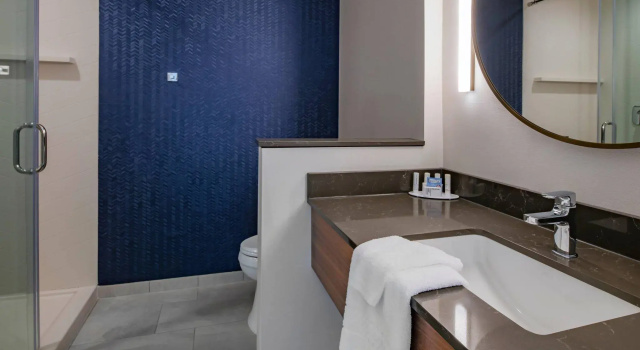 Двухместный люкс с видом на озеро Fairfield Inn & Suites by Marriott Klamath Falls