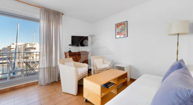 AS11677 - Marina de type p3 avec parking privé et appontement, Rezerwuj Apartament Hotele w Camargue z parkingiem, Parking
