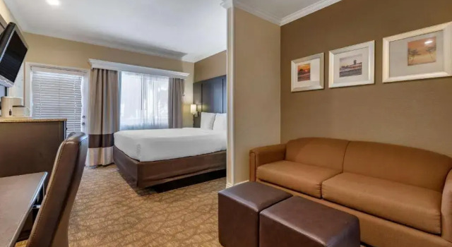 Двухместный люкс с балконом Comfort Inn & Suites Huntington Beach