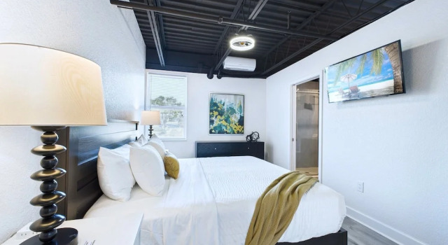 Minutes to Port Loft Near Dining Fun -unit 207, Varaa Huoneisto Cape Canaveral Space Coast