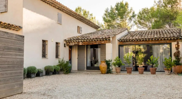 Bâtisse provençale avec piscine privée au coeur du Luberon et du village de Lourmarin, 10 personnes LS2-385 NOUVIAGE, Rezervovat Vila Hotely v Luberon s parkováním, Parkování
