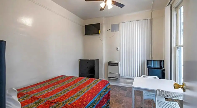 Mariachi Plaza Hotel