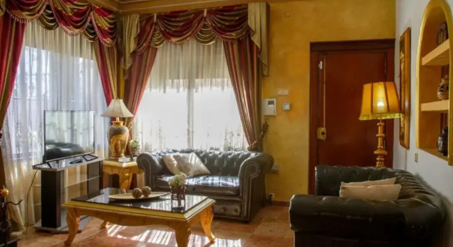 Fantastic chalet 5 mins away from the beach by easyBNB, Забронировать Шале Отели Торремолинос с парковкой, рядом с Культурный центр им. Пабло Руиса Пикассо, Парковка