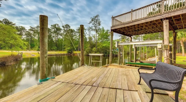 Коттедж с 3 комнатами с балконом Bayou La Batre Stilted House on Snake Bayou!
