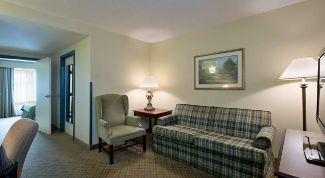 Country Inn & Suites by Radisson, Newport News South, VA, Varaa Hotelli Hotellit Minnesota pysäköinnillä, Pysäköinti
