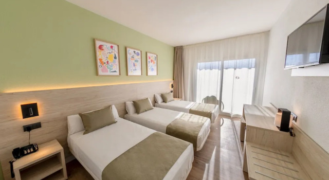 Трёхместный номер с террасой с видом на бассейн Hotel Jaime I