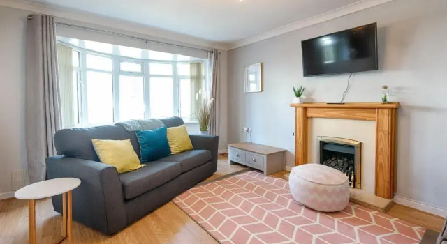 Коттедж 4BR Home with En-Suites in Swansea